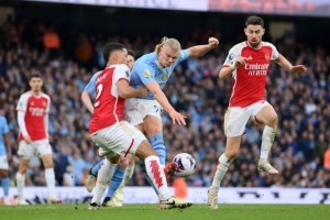  利物浦绝杀曼城登顶榜首，争冠格局愈发激烈