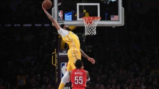  贾巴尔发球上网战术奏效轻取胜利果实