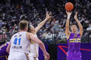  郭艾伦突破上篮绝杀北京首钢震惊全场