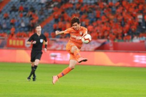  边路传中精准制导，高中锋头顶建奇功