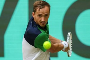  梅总温网决胜盘抢七，惊险捧起冠军奖杯