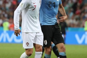  乌拉圭锋霸苏亚雷斯独中三元助球队大胜对手