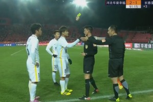  裁判判罚争议不断，VAR技术成焦点话题  