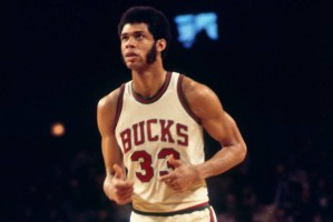  贾巴尔发球上网战术奏效，轻取胜利晋级次轮