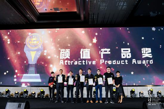  篮球年度颁奖盛典，表彰杰出贡献者