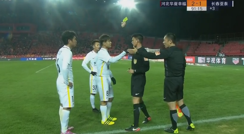  裁判判罚争议不断，VAR技术成焦点话题  