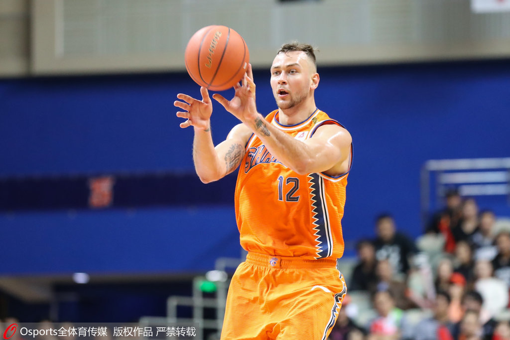  胡金秋狂砍38分广厦击败上海迎五连胜