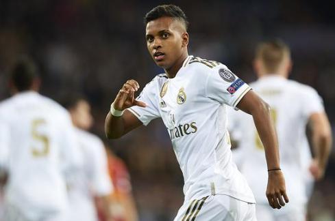  足坛新星闪耀，哈兰德帽子戏法惊艳全场