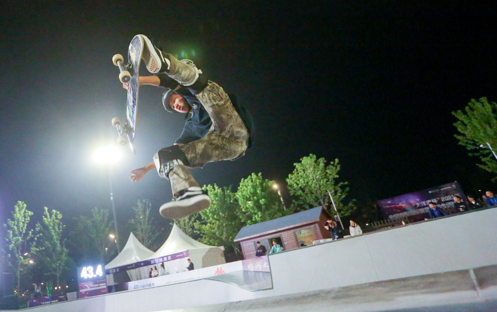  青少年足球锦标赛落幕，潜力新苗脱颖而出  