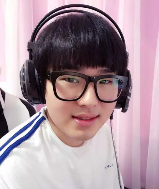  电竞主播转型教练，双重身份创佳绩